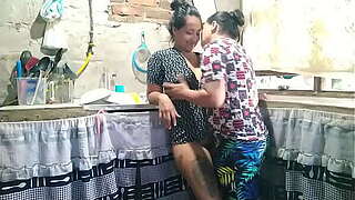 lalin girl cachonda enga&ntilde_a a su esposo con su propia hermanastra, teniendo sexo en la cocina