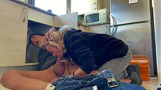 Hawt WIFE Oral-service TO THE PLUMBER IN THE Cook-room WITH CUM IN MOUNTH